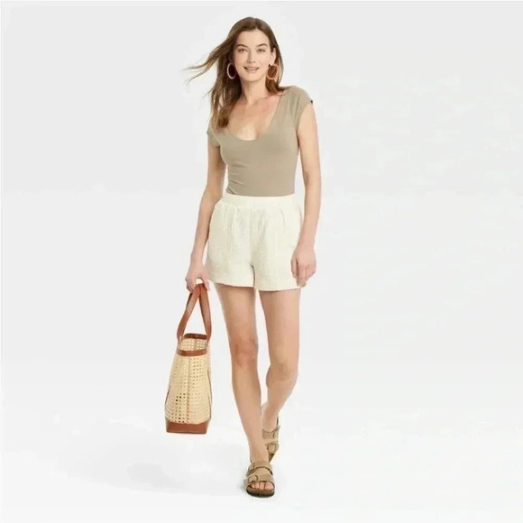 NWT Women's High-Rise Pull-On Shorts - Universal Thread Cream XL - Picture 3 of 6